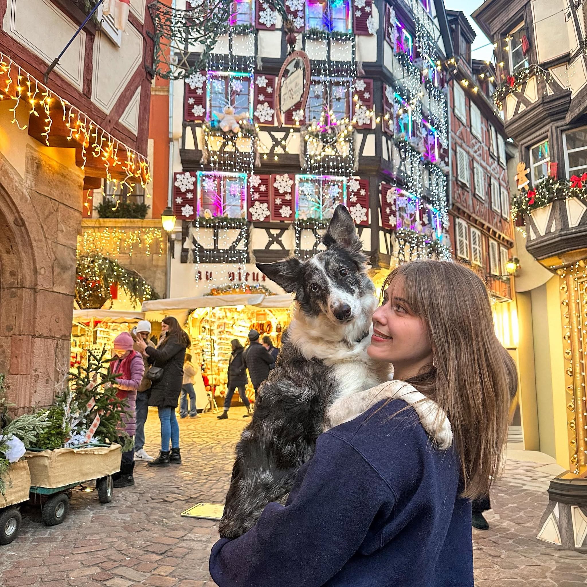Amélia avec Névy dans une rue illuminée
